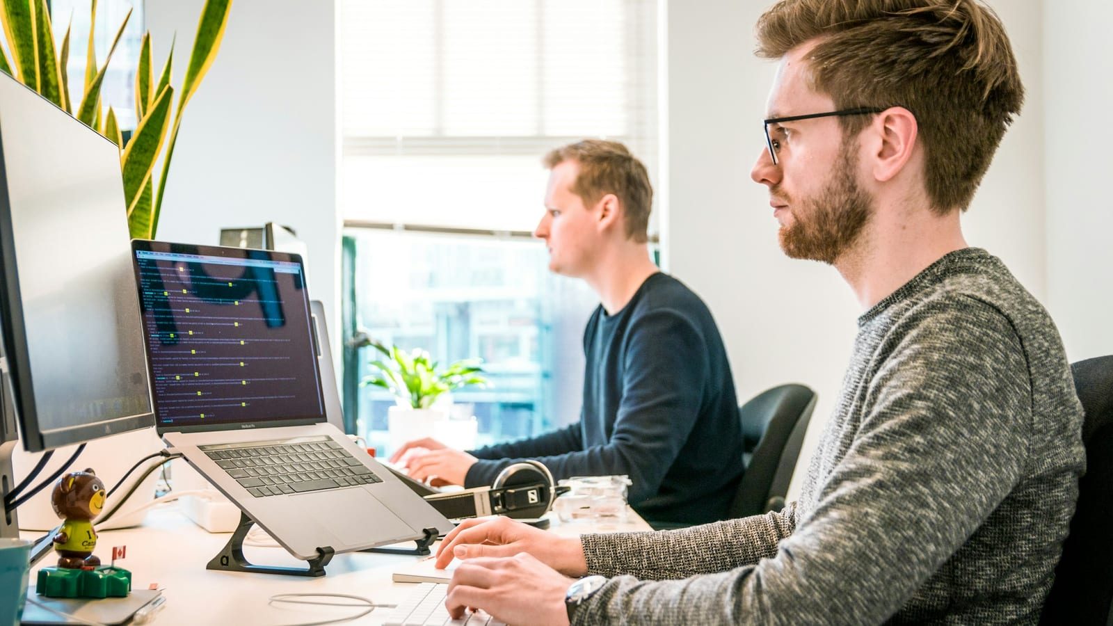 사무실에서 일하는 근로자들의 모습