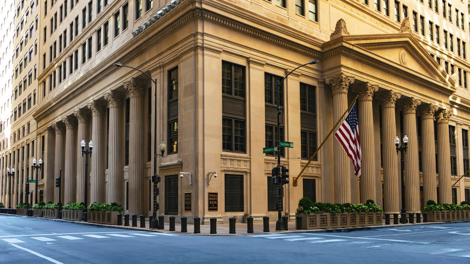 7월 FOMC 금리 결정을 앞둔 미국 연방준비제도 청사와 금융시장