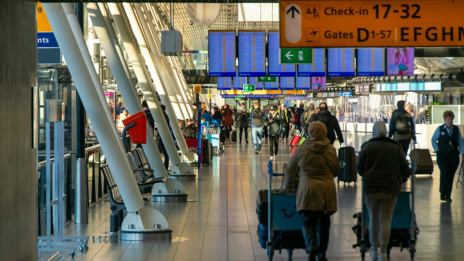 공항 출국장 대형 전광판과 이용객들이 오가는 탑승동 사진