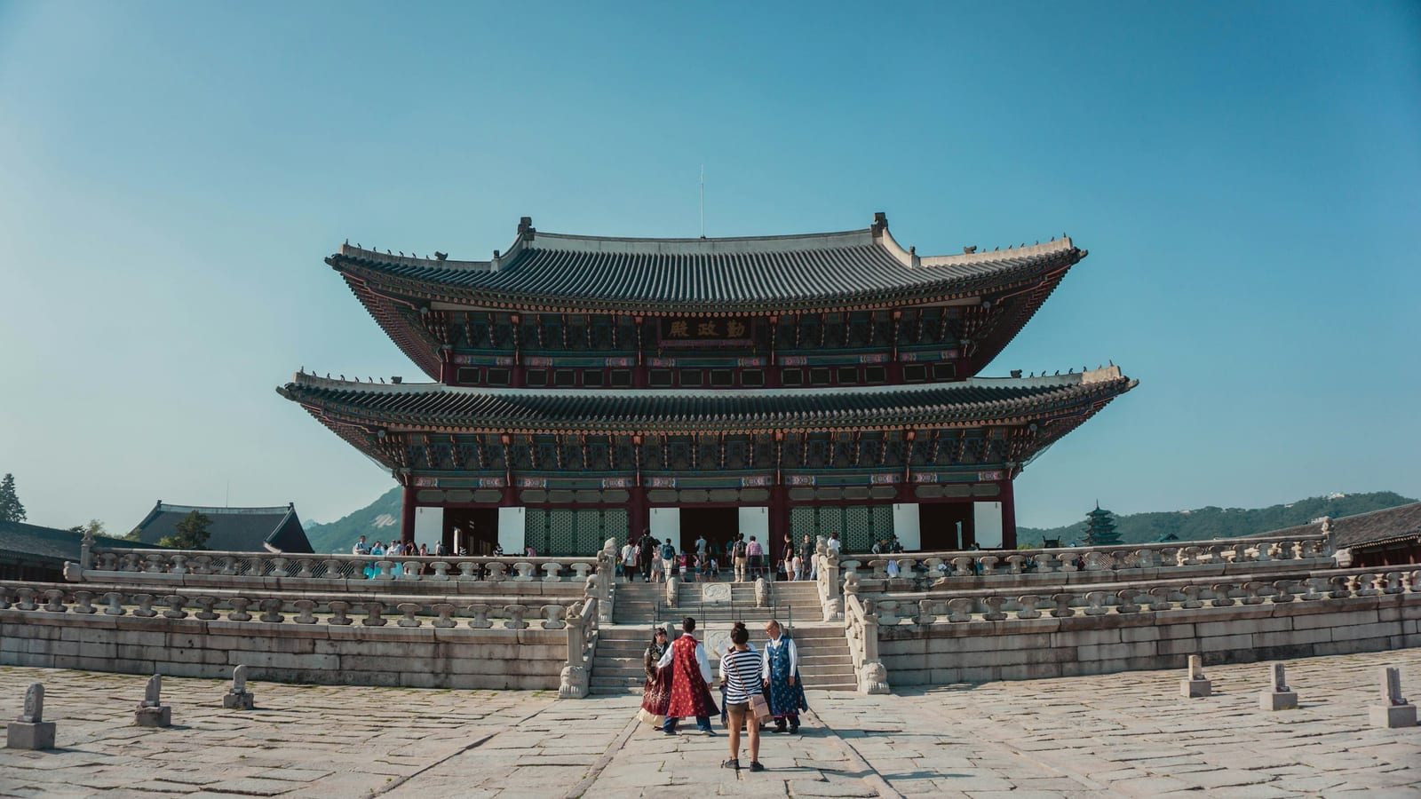 서울 도심을 여행하며 한국 관광을 즐기는 외국인 관광객들
