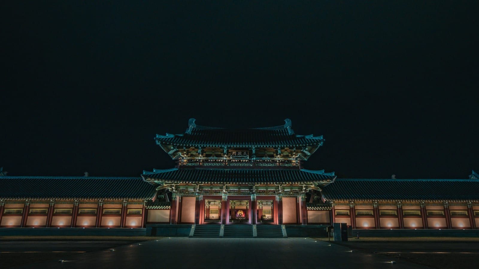 포항 흥해 국가유산 야행의 성곽길과 야간 전통문화 체험을 상징하는 풍경