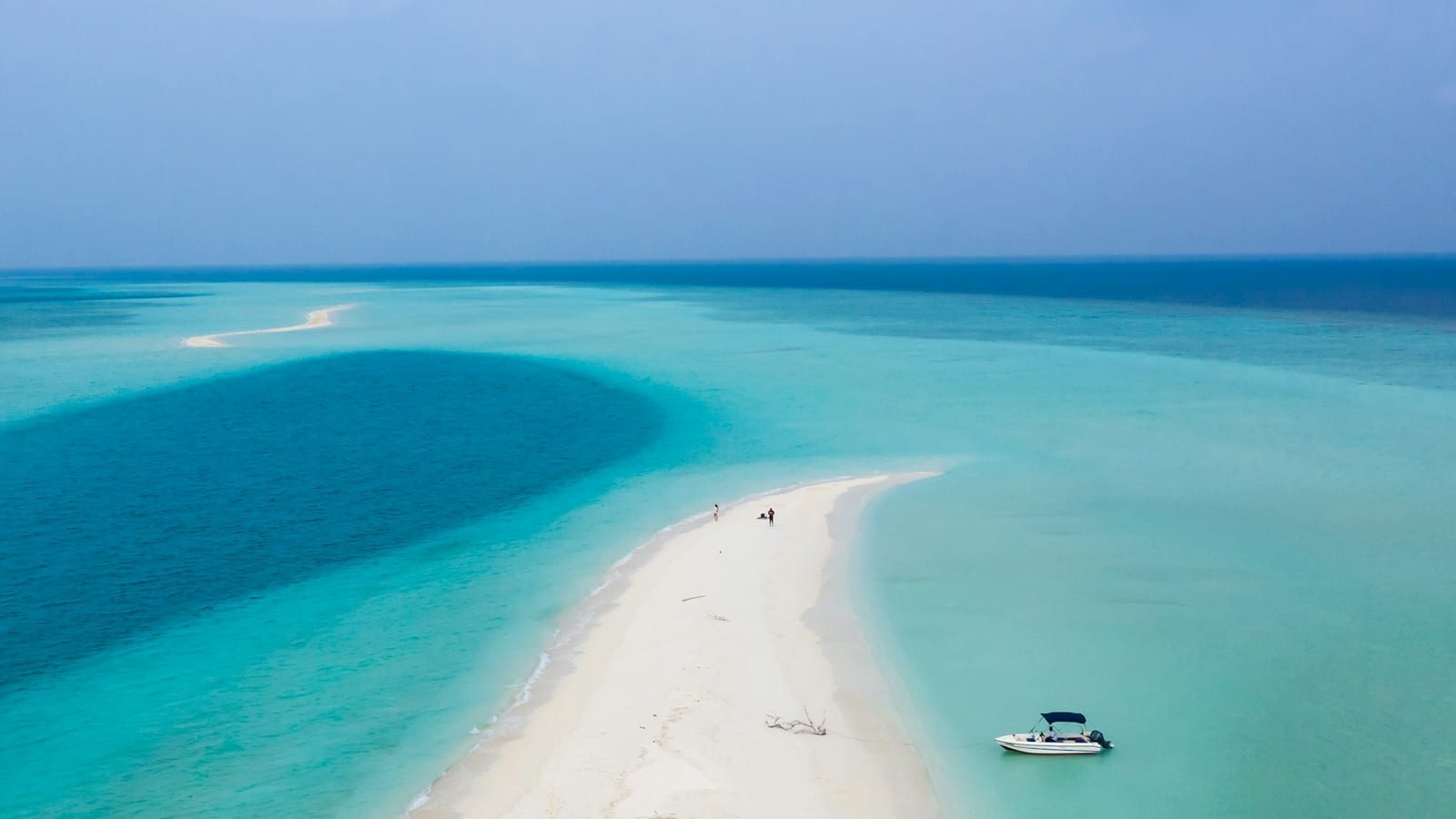 몰디브 섬과 바다의 항공 전경