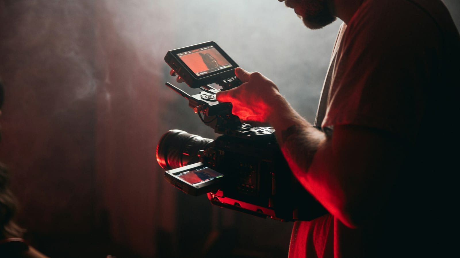 DJI Osmo Pocket 4P 출시와 듀얼 렌즈 포켓 짐벌 카메라 트렌드를 보여주는 촬영 장비 이미지