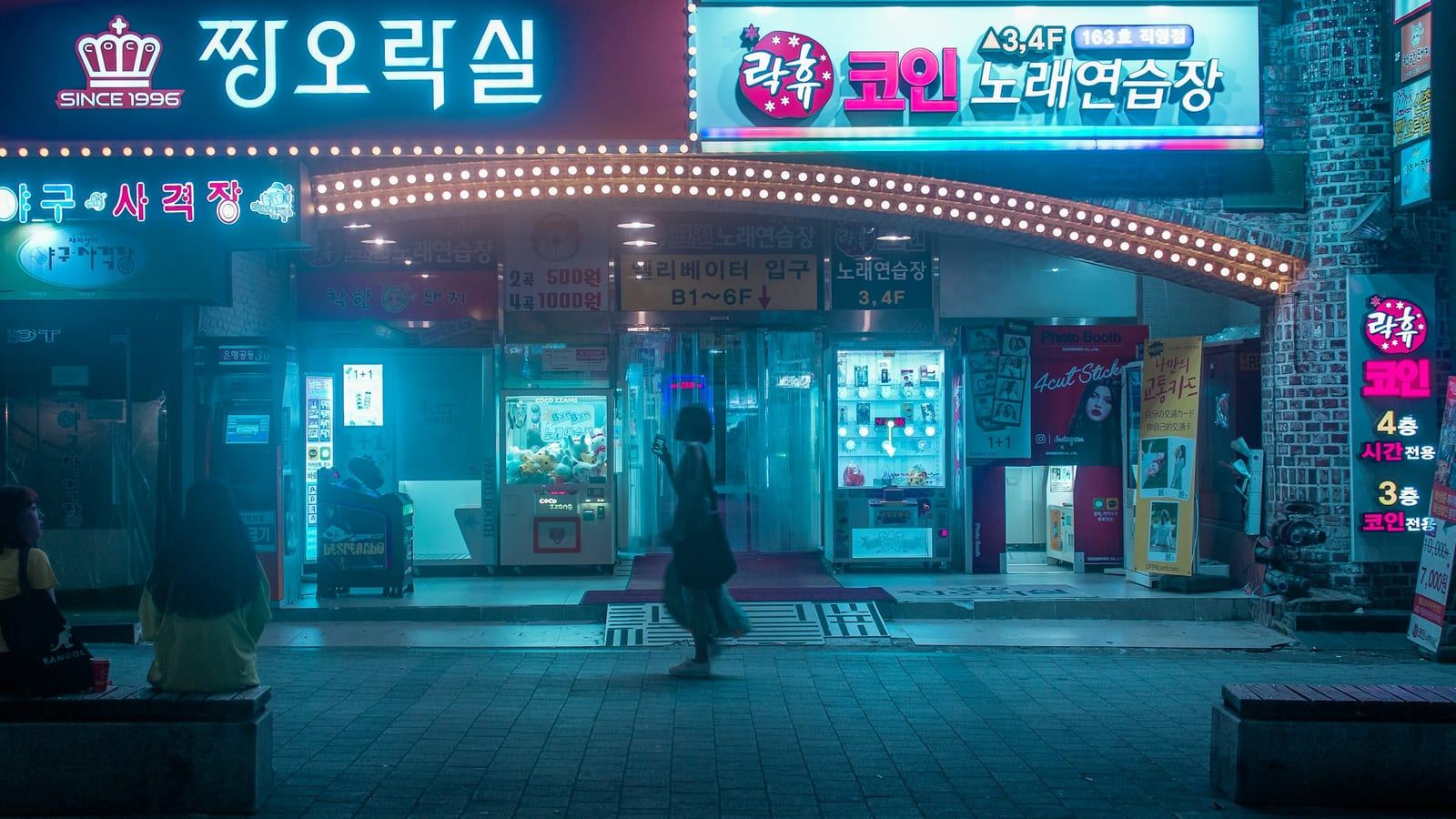 한국 영화 촬영 현장, 감독과 스태프가 카메라 앞에서 작업하는 모습
