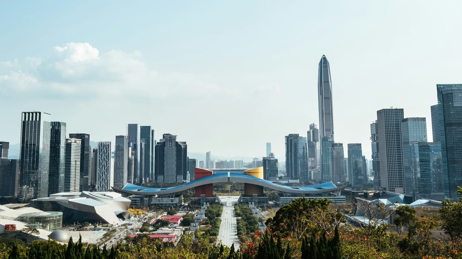2026 APEC 정상회의 개최지인 중국 선전의 고층 건물과 도시 전경