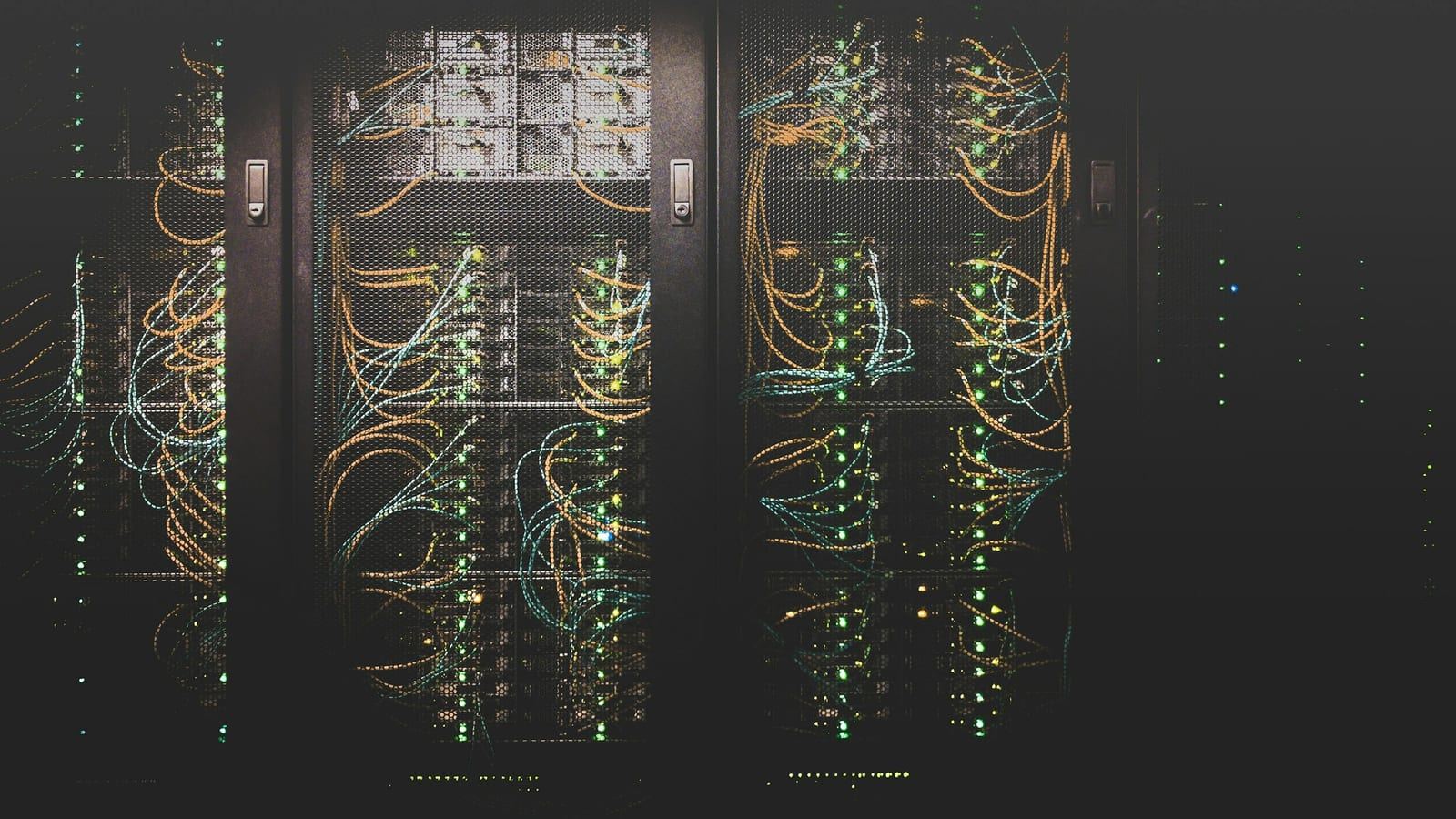 정부의 550조원 AI 데이터센터 투자 계획과 GPU 인프라 확충을 상징하는 서버실