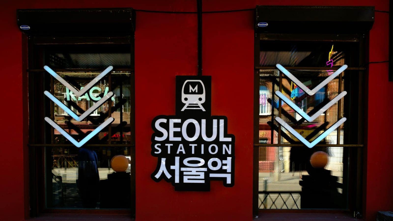 서울 여의도 증권가 전광판에 코스피 7300 돌파 지수가 표시된 모습