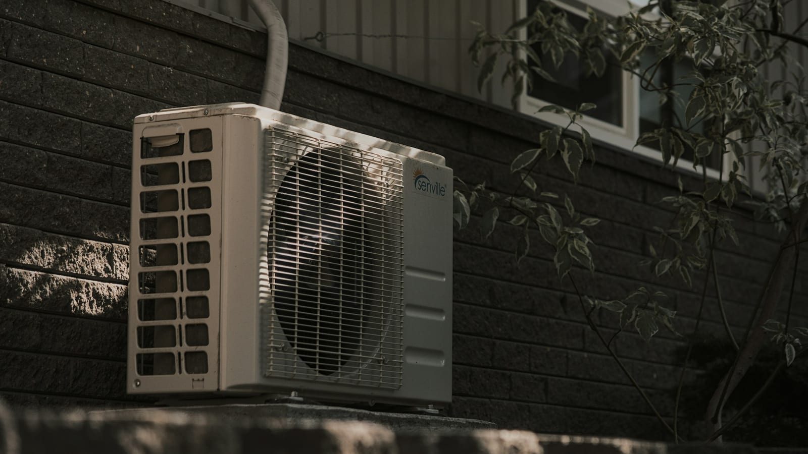 AI 에어컨 수요 증가와 여름 가전 경쟁을 보여주는 거실 냉방 이미지