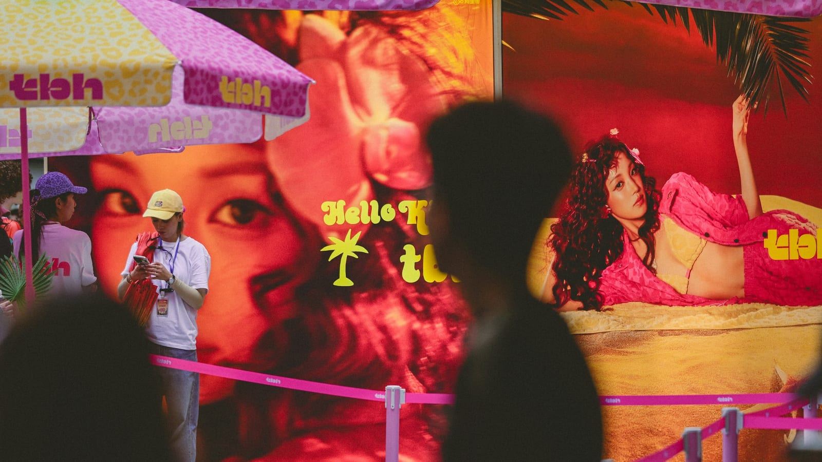K팝 콘서트 국내 선예매 확산과 팬덤 티케팅 변화를 상징하는 공연장 관객 이미지