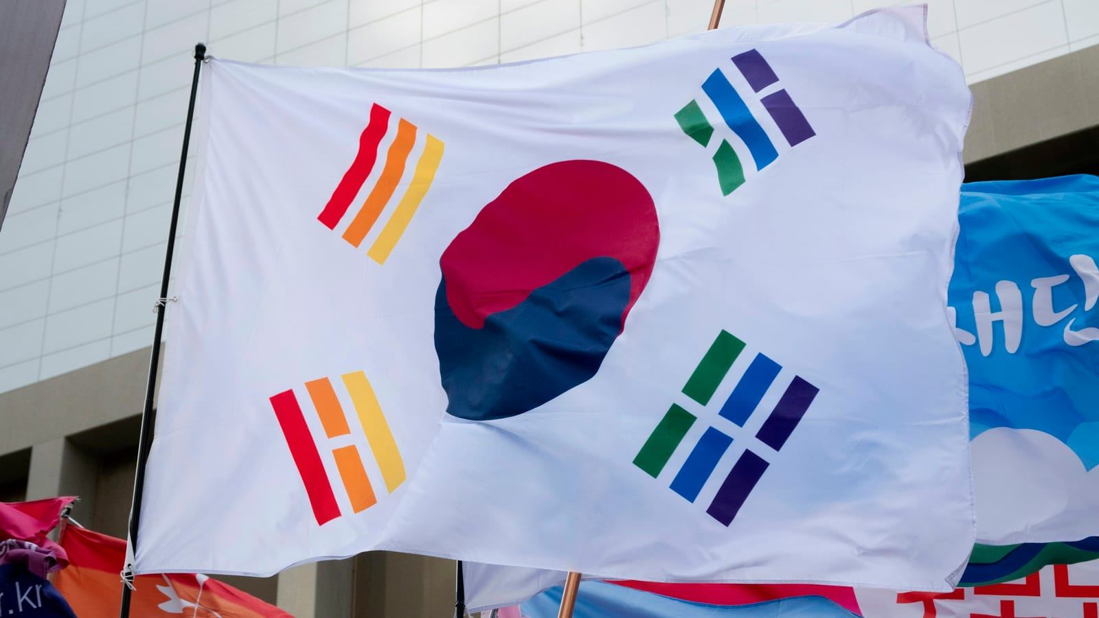 서울 광복절 타종과 문화예술 행사를 상징하는 태극기와 도심 이미지